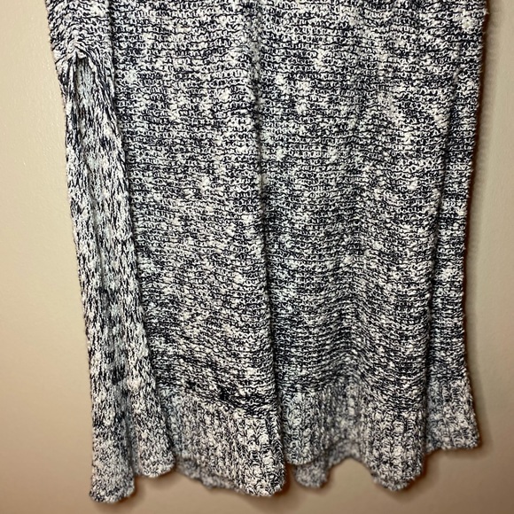 Women’s Sleeveless Sweater Tunic - Picture 3 of 4
